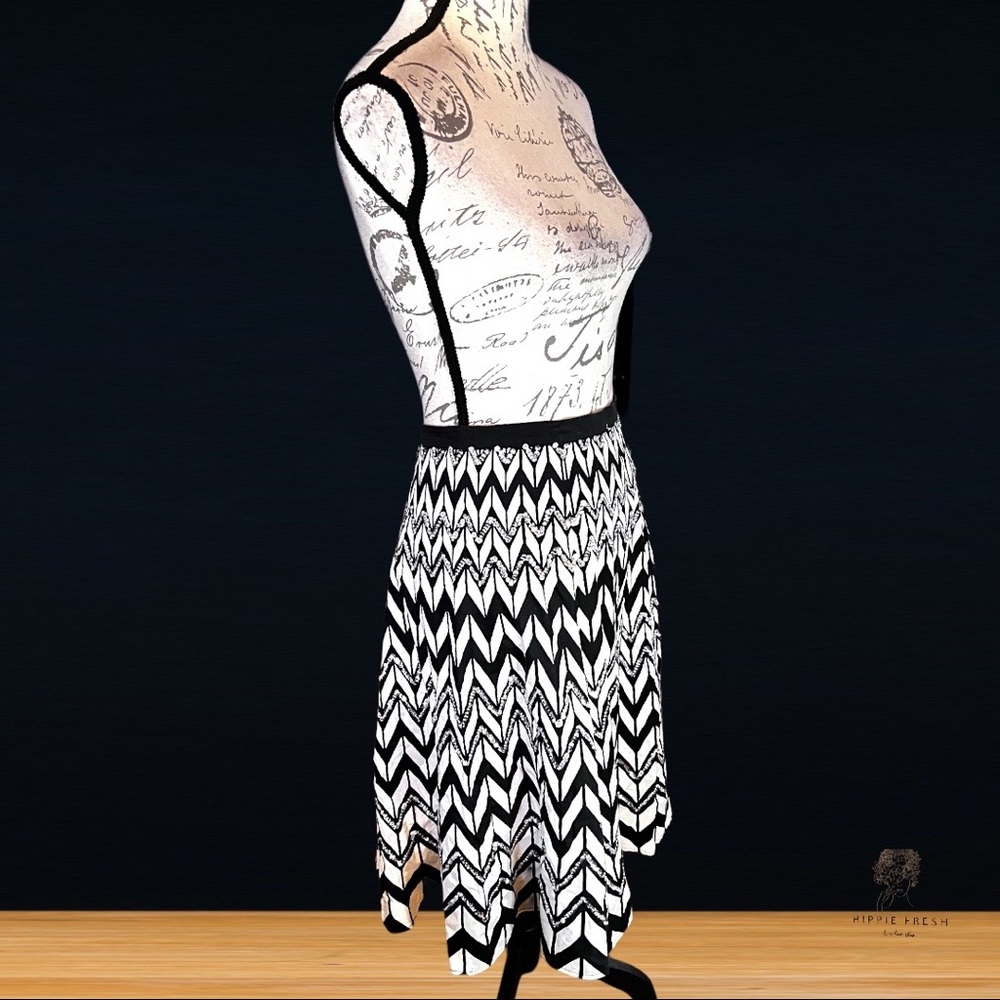 BCBGMAXAZRIA Black, White Chevron Sequin Skirt Size L - Picture 8 of 9
